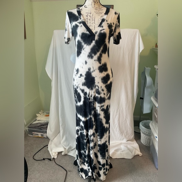 Burgundy Apparel - Tie Dye V-Neck Short Sleeve Maxi Dress - Picture 2 of 7